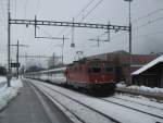 Re 4/4 II 11132 mit Ersatzkomposition als IC 10765 bei Durchfahrt in Maienfeld.