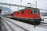 Ersatz IR 2178 beim Zwischenhalt in Arth-Goldau. Der verwendete Dispo Pendel (von Olten) hatte heute ausnahmsweise vorne und hinten eine Re 4/4 II, vorne im Bild die 11115, auf der anderen Seite die 11200, 14.12.2012.