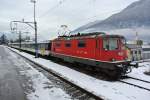 Re 4/4 II 11141, ex. Swiss Express, steht mit einem EWI/II KlB Pendel in Bellinzona, 15.12.2012.