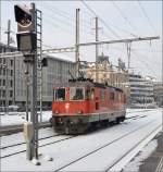 Re 4/4<sup>II</sup> wartet auf einen neuen Einsatz im Bahnhof St.Gallen. Februar 2013.