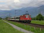 Die Re 4/4 11150 mit einem Reintalexpress am 09.05.2013 unterwegs bei Vild.