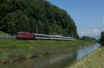 Re 4/4 II 11301 fhrt am 08.06.2013 dem Rhein entlang Richtung Au SG.
