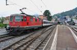 Re 4/4 II 11140 mit dem IR 2280 wartet in Locarno auf die Abfahrtszeit, 07.08.2013.