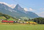 Am 25.Juli 2013 war eine  Re 8/8  mit einem kurzen Gterzug zwischen Schwyz und Arth-Goldau auf dem Weg Richtung Norden.