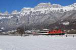 Re 4/4 II 11214 befindet sich am 01.12.2013 mit dem IR 1769 zwischen Walenstadt und Flums.