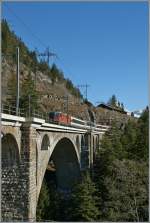 Die Re 4/4 II 11214 mit dem IR 2274 Locarno - Zrich auf der Mittleren Meienreuss Brcke.
14. Mrz 2014