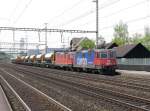 SBB - Loks 420 169-5 und Re 4/4 11181 vor Güterzug unterwegs in Rupperswil am 25.04.2014