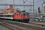 Re 4/4 II 11204 durchfährt den Bahnhof Muttenz. Die Aufnahme stammt vom 07.01.2015.