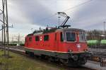 Re 4/4 II 11239 ist beim Güterbahnhof Muttenz abgestellt.