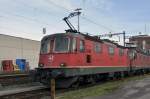 Re 4/4 II 11340 ist beim Güterbahnhof Muttenz abgestellt.