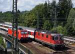 SBB/DB: Die Re 4/4 11302 mit IC Zürich HB-Singen-Stuttgart bei einer Begegung mit der DB 185 348-0 in Singen (Hohenwiel) am 2. August 2015. Diese Aufnahme ist anlässlich des BAHNBILDER-FOTOGRAFEN-TREFFENS 2015 entstanden.
Foto: Walter Ruetsch