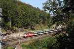 Re4/4 II 11108 in der Swiss-Express Lackierung einer längst vergangenen Epoche hat soeben den Bözbergtunnel verlassen und schiebt einen Leerwagenpark in Richtung Frick. 19.08.2012.