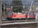 Re 4/4 II 11304 (mit Klimaanlage) und 11305 (ohne) vor dem Lokdepot Chur.