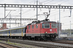 Re 4/4 II 11303 durchfährt den Bahnhof Muttenz. Die Aufnahme stammt vom 08.04.2016.