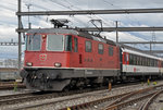Re 4/4 II 11157 durchfährt den Bahnhof Muttenz. Die Aufnahme stammt vom 16.04.2016.