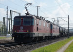 SBB: Gegenlichtaufnahme der Re 4/4 II 420 278-4 mit dem Wappen  CHAM  vor einem Kesselwagenzug in Richtung Westschweiz unterwegs bei Deitingen am 4. Mai 2016. Vorher zierte dieses Wappen die Re 6/6 11673  Cham .
Foto: Walter Ruetsch