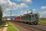 Re 4/4 II 11330 und die Re 6/6 11677  Neuhausen am Rheinfall  fahren am 4.5.2016 in Frick mit einem KLV Zug vorüber.