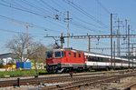 Re 4/4 II 11143 durchfährt den Bahnhof Pratteln.