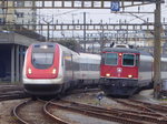 SBB - ICN und Re 4/4 11114 bei der einfahrt in den Bahnhof Lausanne am 03.05.2016