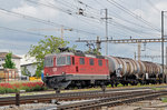 Re 4/4 II 11167 durchfährt den Bahnhof Pratteln. Die Aufnahme stammt vom 24.05.2016.