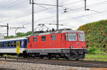 Re 4/4 II 11147 durchfährt den Bahnhof Pratteln. Die Aufnahme stammt vom 24.05.2016.