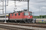 Re 4/4 II 11248 durchfährt den Bahnhof Muttenz.