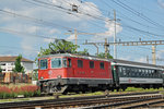 Re 4/4 II 11138 durchfährt den Bahnhof Pratteln. Die Aufnahme stammt vom 06.06.2016.
