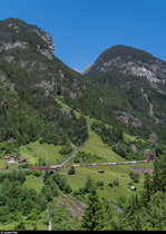 Ein UKV-Zug mit Re 10/10 fährt am 10. Juni 2016 zwischen Gurtnellen und Wassen südwärts.