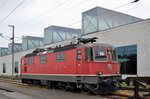 Re 4/4 II 11345 steht bei der Lokwerstatt hinter dem Bahnhof SBB.