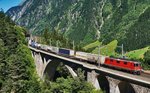 Die Re 4/4 II 11269 donnert am Zugschluss eines Güterzugs auf der mittleren Meienreussbrücke den Gotthard hinauf.