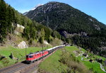 2 Re 4/4 II mit dem VSOE am 06.05.2016 oberhalb von Wassen auf der 3.Ebene der Gotthardbahn.