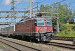 Re 4/4 II 11251 durchfährt den Bahnhof Muttenz. Die Aufnahme stammt vom 01.08.2016.