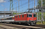 Re 4/4 II 11121 durchfährt den Bahnhof Muttenz. Die Aufnahme stammt vom 01.08.2016.