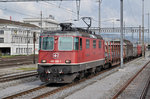 Re 4/4 II 11368 (430 368-1) durchfährt den Bahnhof Zofingen.