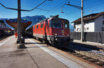 Re 4/4 II 11196 hält mit dem IR 2316, auf der Fahrt von Chiasso nach Basel SBB, im Bahnhof Schwyz.
Aufgenommen am 19.7.2016.