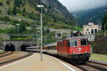 Mit dem IR 2324 von Locarno nach Basel SBB hat die Re 4/4 II 11255 am 16.09.2016 den Gotthardtunnel verlassen und fährt in den Bahnhof Göschenen ein, rechts neben der Lok ist die Trasse der meterspurigen Schöllenenbahn erkennbar