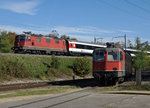 SBB: Re 4/4 II 11181 im IR Verkehr sowie die Re 4/4 II 11179 auf dem Schrottplatz (Kaiseraugst 22.