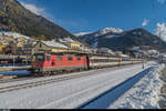 Bereits am 12. November gibt es im 2016 erste Schneebilder vom Gotthard! Re 4/4 II 11156 steht mit einem IR im Bahnhof Airolo zur Abfahrt bereit. Im Zug ist einer der als Gotthard-Panorama-Express beklebten Panoramawagen eingereiht. Der GoPEx wird im nächsten Jahr auf der Gotthard-Bergstrecke als touristisches Angebot zum Einsatz kommen.