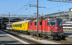 Re 4/4 II 11133 steht am 23. September 2013 mit dem Funkmesswagen auf dem Gleis 4 des Bahnhofs Luzern zur Abfahrt bereit. 