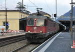 Eine Doppeltraktion aus Re 620 und Re 420 durchfährt mit einem kurzen Güterzug den Bahnhof Bellinzona.
Foto aufgenommen am 29.12.16