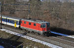 Re 4/4 II 11138 hat den Bahnhof Kaiseraugst durchfahren und fährt Richtung Bahnhof Rheinfelden.