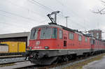 Re 420 349 (11349) wartet beim Güterbahnhof Muttenz auf den nächsten Einsatz.