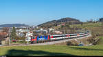 Re 421 379 fährt am 27. Februar 2017 mit dem in Lindau übernommenen EC aus München zwischen Sirnach und Eschlikon Richtung Winterthur. Im Zug eingereiht ist auch ein Panoramawagen in der speziellen Beklebung für den Gotthard-Panorama-Express.