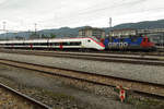SBB: ALT UND NEU  RABe 501  Giruno  begegnete einer Re 421 in Solothurn-HB am 13.