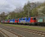 Am 23.04.2016 hingen 4 Loks der Baureihe 421 am Novelis-Zug gen Süden. Zwei davon am Draht und zwei als Wagenloks. Hier beim Signalhalt in Eichenberg. 