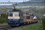 Re 421 387-2 beförderte am Morgen des 05.09.2020 Leerwagen von Basel nach Islikon. Hier aufgenommen bei der Durchfahrt in Weiach. Leider hatte sich die Sonne genau für die Dauer der Durchfahrt hinter einen Wolkenschleier verzogen....