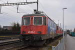 Für die Re 421 375-7 hat bald die letzte Stunde geschlagen. Am 05.12.2020 steht die Lok auf einem Nebengleis beim Bahnhof Kaiseraugst.