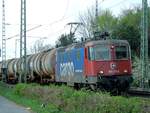 421 373 der SBB Cargo mit Kesselzug von Holthausen hat gleich den Bahnhof Rheine erreicht, 07.04.14