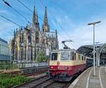 Schweizer Altbau und der Dom. Eine Kombination die es so nur noch sehr selten gibt.Im Rahmen einer Deutschlandrundreise fuhr die Schweizer 421 393 mit einem Sonderzug von Koblenz durch Köln weiter nach Essen. In Köln Hbf wurde ein 15 Minütiger Betriebshalt eingelegt wo die Fahrgäste den Kölner Dom vom Bahnsteig aus aufnehmen konnten und sich die Beine vertreten konnten. Bei der Ausfahrt wurde der Zug dann mit dem Kölner Dom zusammen verewigt.

Köln 19.06.2023