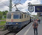 Pfingstsonntag 19.5.24 um 14:02 Uhr in Donaueschingen. Im Bahnhof Donaueschingen auf Gleis 5 steht der Sonderzug  Prestige Continental Express“ (Croisières Ferroviaires Européennes / Europäische Bahnkreuzfahrten) mit der Zugnummer 26776. Der private ZRT Sonderzug verkehrt ab Bern (ab 08:10 Uhr) über Burgdorf (durch 08:33 Uhr) – Olten (an 09:07 Uhr, ab 09:10 Uhr) – Basel Bad Bf (an 09:52 Uhr, ab 10:02 Uhr) – Offenburg (an 11:30 Uhr, ab 12:06 Uhr) – Hausach (an 12:25 Uhr, ab 12:35 Uhr) - Triberg (an 12:59 Uhr, ab 13:14 Uhr)  – Sankt Georgen (durch 13:32 Uhr) – Villingen (durch 13:44 Uhr) – Donaueschingen (an 13:56 Uhr, ab 15:26 Uhr) – Immendingen (durch 15:40 Uhr) – Singen (Hohentwiel) (an 16:05 Uhr, ab 16:10 Uhr) – Konstanz (an 16:37 Uhr, ab 16:50 Uhr) – Kreuzlingen (an 16:52 Uhr, ab 17:02 Uhr) – Berg (durch 17:13/17:14 Uhr bedingt) – Weinfelden (durch 17:22/17:24 Uhr bedingt) – Frauenfeld (an 17:35 Uhr, ab 17:37 Uhr) – Winterthur (an 17:54 Uhr, ab 17:56 Uhr) – Zürich HB (Löwenstrasse) (an 18:12 Uhr, ab 18:14 Uhr) – Heitersbergtunnel (durch 18:31 Uhr) – Olten (an 18:57 Uhr, ab 19:00 Uhr) – Burgdorf (durch 19:47/19:48 Uhr bedingt) nach Bern (an 20:09 Uhr). Schwarzwald-Rundfahrt genannt. Der Zug trägt auf der ganzen Strecke folgende Zugnummern: Bern – Basel Bad Bf 5320, Basel Bad Bf – Offenburg - Donaueschingen – Konstanz 26776, Konstanz – Bern 5322. In Offenburg wurde die Lok umfahren (Fahrtrichtungswechsel). Formation des Zuges in Donaueschingen (Spitze – Schluss); Lok: Re 421, 91 85 4421 387-2 CH-IRSI mit der Ursprünglichen Bezeichnung: Re 4/4 II 11387 (an der Lokomotive wurde vom So 12. Mai auf den Mo 13. Mai 2024 auf der linken Seite das Typenschild und das Firmenschild entwendet), 1. Wg: 61 85 8895 515-2 CH-IRSI Armz 211 (Le Rubis Noir, Voiture Salon Restaurant No 1072), 2. Wg: 61 85 8890 200-6 CH-IRSI Armz (Le Salon Bleu, Voiture Salon Restaurant No 1071), 3. Wg: 61 85 8894 003-0 CH-IRSI WRm (Le Diamant Bar, Piano Bar No 1073). ZRT Reisen Brig sei Dank. Koord. N 47° 56’ 51.8’’ O 8° 29’ 56.4’’